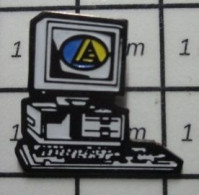 410e Pin's Pins / Rare Et De Belle Qualité !!! INFORMATIQUE / GROS PC ORDINATEUR ANNEES 90 AVEC ECRAN CATHODIQUE - Informatica