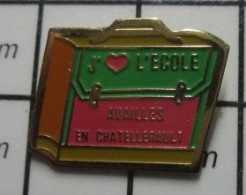 410e Pin's Pins / Beau Et Rare / ADMINISTRATIONS / J'AIME L'ECOLE AVAILLES EN CHATELLERAULT CARTABLE - Administración