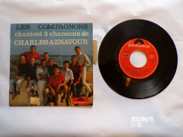 EP 45 T LES COMPAGNONS DE LA CHANSON  CHANTENT AZNAVOUR CHEZ POLYDOR 27140 AVEC LANGUETTE ATTACHEE - Disco & Pop