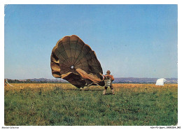ASAP3-0217-SPORT - Parachutiste Venant D'atterrir - Parachutespringen