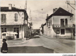 AT-BFP2-46-0621 - FRANCE - LIVERNON - La Poste Et Le Centre Du Bourg - Livernon