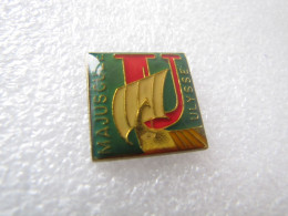 PIN'S      BATEAU   MAJUSCULE  ULYSSE - Boten
