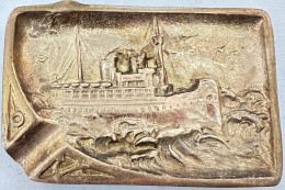 Ancien Cendrier En Laiton. Paquebot. Bateau. - Metal