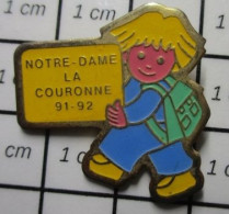 710F Pin's Pins / Beau Et Rare / ADMINISTRATIONS / ENFANT ECOLIER CARTABLE NOTRE DAME DE LA COURONNE - Administración