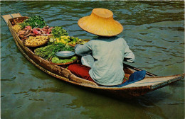 Delcampe - CPM THAILAND A Vegetabla Selling Boat On Wat Sai Floating Market (344231) - Thaïland