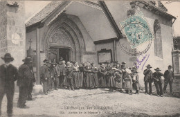 LE CANTAL PITTORESQUE.    SORTIE DE LA MESSE A CARLAT. - Carlat