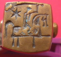 Curieux Cachet Sceau En Bronze Avec Pointe De Lance Ouvre-lettre Différents Symboles Cavalier Avec Sabre étoile - Seals