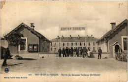 Delcampe - CPA 266 BRUYERES-en-VOSGES Entrée Des Casernes Barbazan. Artillerie (405645) - Bruyeres