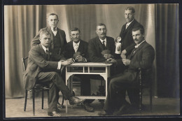 Foto-AK Sechs Männer In Anzügen Beim Kartenspiel - Playing Cards
