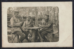 Foto-AK Drei Soldaten In Uniform Beim Kartenspiel - Playing Cards