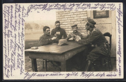 Foto-AK Soldaten In Uniform Beim Kartenspiel - Playing Cards