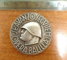 Mussolini Duce Spilla Fermafazzoletto Per Balilla Motto  SE AVANZO SEGUITEMI Distintivi Ventennio ONB - Italia