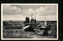AK Eerste Graancombine In Gebruik In De Wieringermeer, Erntemaschine Auf Dem Feld - Trucks, Vans &  Lorries
