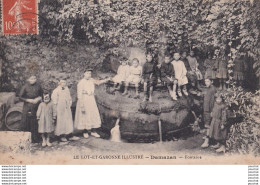 A11-47) DAMAZAN - FONTAINE  - ( ANIMEE - GROUPE D ' ENFANTS - HABITANTS ) - Damazan