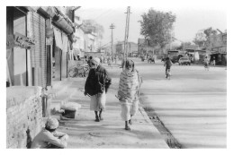 NEPAL KATMANDOU Sadhus En Promenade En 1984 Katmandhu Katmandu KATHMANDU N° 77 \MR8073 - Nepal