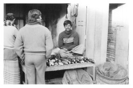 NEPAL KATMANDOU Le Poissonnier Marché De Chittadhar Marg Mahaboudha En 1984 Katmandhu Katmandu KATHMANDU N° 71 \MR8073 - Nepal