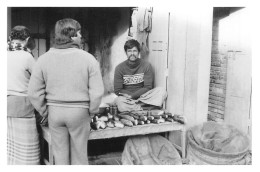 NEPAL KATMANDOU Le Poissonnier Marché De Chittadhar Marg Mahaboudha En 1984 Katmandhu Katmandu KATHMANDU N° 72 \MR8073 - Nepal