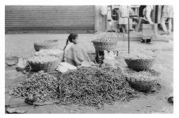 NEPAL KATMANDOU Marchande De Légumes Au Marché De Mahaboudha Année 1984 Katmandhu Katmandu KATHMANDU N° 66 \MR8073 - Nepal