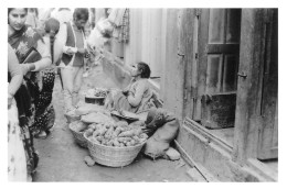 NEPAL KATMANDOU Marchande De Tubercules Au Marché à Mahaboudha Année 1984 Katmandhu Katmandu KATHMANDU N° 65 \MR8073 - Nepal