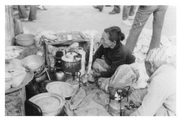 NEPAL KATMANDOU Préparation Du Repas Cour D'Hindu Templ Année 1984 Katmandhu Katmandu KATHMANDU N° 53 \MR8073 - Nepal