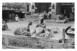 NEPAL KATMANDOU Marchand Fruits Et Légumes Marché De Thamel Année 1984 Katmandhu Katmandu KATHMANDU N° 48 \MR8073 - Nepal