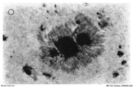 ARPP10-0638-AVIATION - OBSERVATOIRE DU PIC-DU-MIDI - BAGNERES-DE-BIGORRE - TACHE SOLAIRE PHOTOGRAPHIEE LE 26 FEVRIER1956 - Ruimtevaart