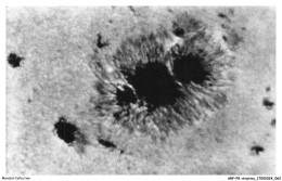 ARPP9-0587-AVIATION - OBSERVATOIRE DU PIC-DU-MIDI - BAGNERES-DE-BIGORRE - TACHE SOLAIRE PHOTOGRAPHIEE LE 26 FEVRIER 1956 - Ruimtevaart
