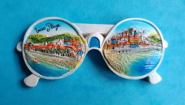 Magnet En Relief - Vias Plage - Hérault - 34 - Reflet Dans Lunettes De Soleil - Mer - Ciel Bleu - Galets - Vacances - Tourism