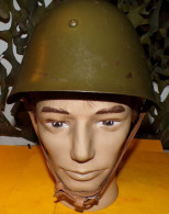 CASQUE MILITAIRE LOURD DE L'ARMEE BULGARE DE LA PERIODE A DETERMINER , FABRICATION BULGARE AVEC PEINTURE LISSE , INTERIE - Copricapi