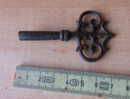 LADE F -  OUDE HORLOGESLEUTEL. IJZER NEGENTIENDE EEUW - ANCIENNE CLÉ DE MONTRE. FER XIXE SIÈCLE - Other & Unclassified