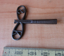 LADE F -  OUDE HORLOGESLEUTEL. IJZER NEGENTIENDE EEUW - ANCIENNE CLÉ DE MONTRE. FER XIXE SIÈCLE - Other & Unclassified