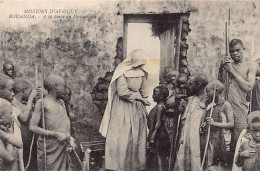 Rwanda - At The Door Of The Dispensary - Publ. Missions D'Afrique - Rwanda