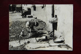 Superbe Photo Originale Prise à MAJORQUE En 1950 : Un Enfant Lavant Ses Mains Et Ses Pieds  Dans Une Bassine Dans La Rue - Persone Anonimi