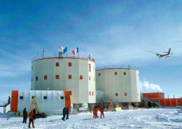 1 AK Antarctica / Antarktis * Dome C - Waiting For The Arrival Of A Twin-Otter * - Altri & Non Classificati