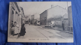 CPA SAINT JULIEN 1081 LA GRANDE RUE ANIMATION TRAMWAY BYRRH RAILS FONTAINE ED LACOUR - Non Classés