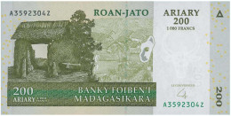 Banknotes MADAGASCAR: 200 Ariary (2004) In Green And Tan On Multicolor Unpt. Village Entrance On Face. S/N: "A3592304Z". - Madagascar