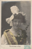 76. SAINT- SAENS (ENVOYE DE ). CPA. FEMME. REINE DES " POMMES D'API ". SOURIRE. COIFFE. PHOTO MANUEL. ANNEE 1905+ TEXTE - Saint Saens