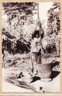 07631 /  Ethnie SARA Logone Tchad A.E.F Femme Pilant Le MIL Nourriture 1950s MOUNDOU Mission Pères Capucins TOULOUSE - Tschad