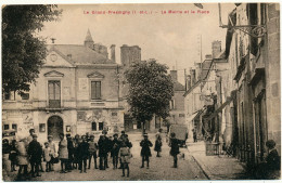 LE GRAND PRESSIGNY - La Mairie Et La Place - Le Grand-Pressigny
