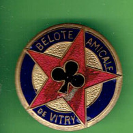 BELOTE AMICALE DE VITRY INSIGNE BOUTONNIERE ANCIEN CARTES A JOUER EMAIL GRAND FEU FABRICANT J. BORY - Other & Unclassified