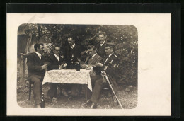 Foto-AK Hochrangige Herrschaften Beim Kartenspielen Im Grünen - Playing Cards