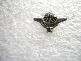 ANCIEN PINS DES TROUPES AEROPORTEES BREVET PARACHUTISTES FAB. BALLARD COMBS - Army