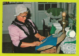 Belgique Métiers The Lace Maker La Dentellière De Bruxelles N°328 édition De Mario Voir S Meuse - Old Professions