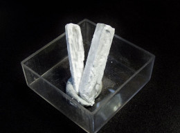 Kernite (with Tincalconite) ( 2 X 0.6 X 0.4 Cm 2x  ) - Kramer Borat Deposit - Boron - Kern County California - USA - Minerales
