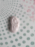 Fève Rose Teinté Dans La Masse Limoges Bébé Dans Haricot - Olds