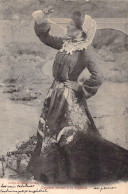 FOLKLORE - Catalane Buvant à La Régalade - Carte Postale Ancienne - Dans