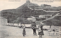 FOLKLORE - L'Auvergne Pittoresque - Jeunes Auvergnats Dansant La Bourrée - Carte Postale Ancienne - Dans