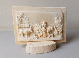 - Bas Relief En Calcaire Pétrifié. Scène De Campagne - - Autres & Non Classés