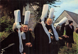 29 COMBRIT GROUPE DE BIGOUDENES PRES DE LA CHAPELLE - Combrit Ste-Marine