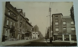 CPSM 57 HAGONDANGE Rue De La Gare TB PLAN CENTRE VILLE Devantures Vitrines MAGASINS Dont PHARMACIE Du Progrès 1956 - Hagondange